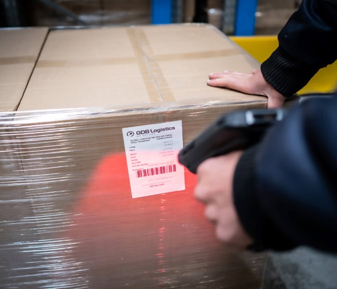 Scannen eines Pakets im Lager