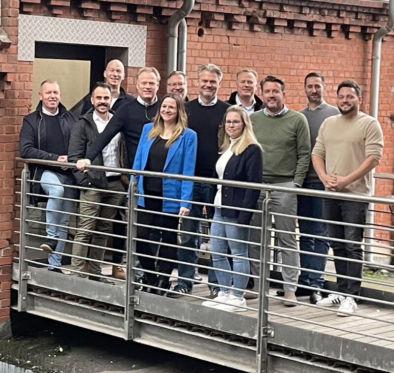 Team steht vor dem Eingang