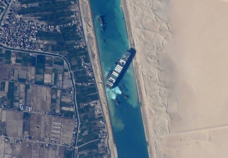 Ein im Suezkanal festsitzendes Containerschiff Ever, gesehen von der ISS
