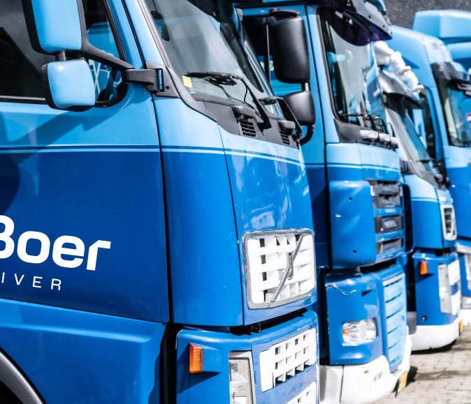 Camions en file indienne vus de côté