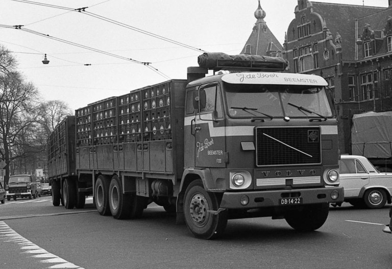 Vieille photo d'un camion transportant de la bière Amstel